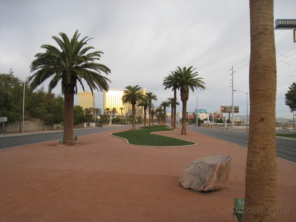 Las Vegas 2010 - Gettin out of Town 0041.JPG - The 2010 Las Vegas Fire - Ice and Sweat Tour. Half Marathon, Red Rock Canyon, Mt. Charleston, Casinos, Valley of Fire.... and buffets!Paul and George say good-bye to Las Vegas again.... "We'll be back!"